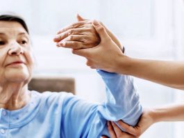anciana recibiendo cuidados fisioterapeuticos