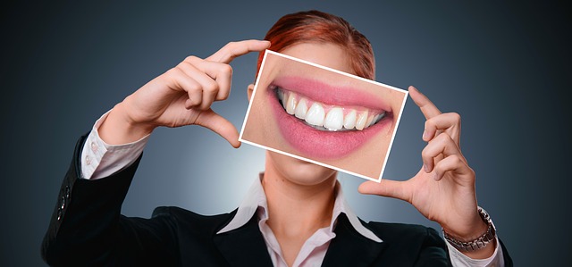 imagen de una mujer con una fotografía de una dentadura perfecta gracias a los implantes dentales