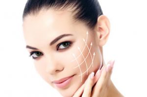 imagen de la cara de una mujer con unas flechas dibujadas en su mejilla marcando la dirección del lifting facial.