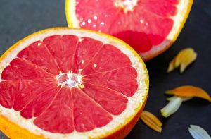 imagen mostrando un pomelo partido por la mitad. La dieta del pomelo puede ser perjudicial para nuestra salud.