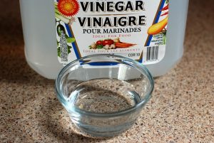 imagen de una botella de vinagre. El peligro de realizar la dieta del vinagre.