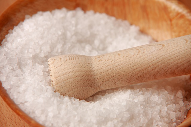 cuenco con sal. Reduce la ingesta de sal para mejorar la salud.