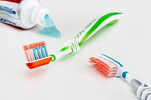 cambiar cepillo de dientes con frecuencia evita las caries.