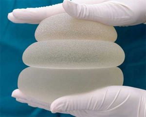 Implantes mamarios de diferentes tallas.